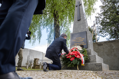 Prezes IPN złożył hołd żołnierzom ukraińskim z armii atamana Petlury – Łańcut, 7 maja 2020. Fot. Sławek Kasper (IPN)