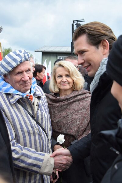 Spotkanie z kanclerzem Austrii Sebastianem Kurzem w Miejscu Pamięci Mauthausen. W środku stoi ambasador RP w Austrii Jolanta Róża Kozłowska. Maj 2019 r. (fot. Maciej Foks)