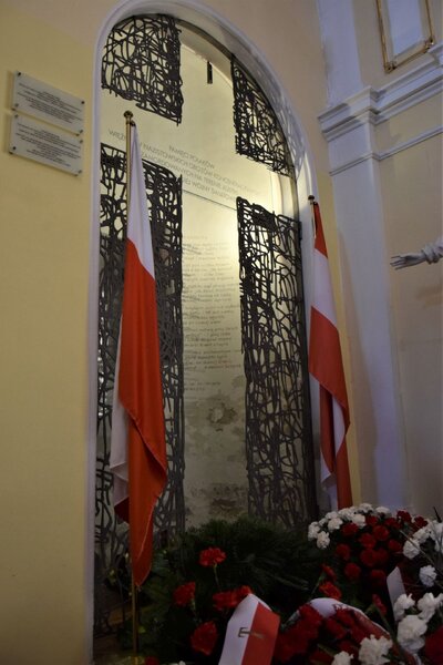 Wiedeń. Symboliczny grób polskich więźniów obozów systemu Mauthausen-Gusen w kościele na Kahlenbergu. (fot. Maciej Foks)