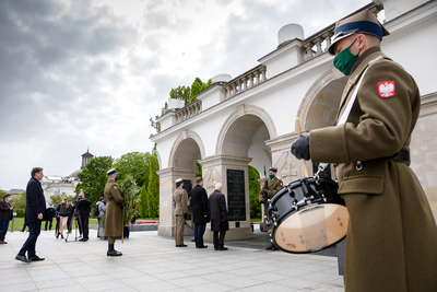Złożenie kwiatów przy Grobie Nieznanego Żołnierza w 50. rocznicę śmierci gen. Władysława Andersa – 12 maja 2020. Fot. Sławomir Kasper (IPN)