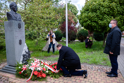 Przy pomniku gen. Władysława Andersa w Błoniu-Krośniewicach (woj. łódzkie) – 12 maja 2020. Fot. Sławek Kasper (IPN)