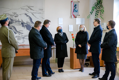 W miejscu urodzenia gen. Władysława Andersa w Błoniu-Krośniewicach (woj. łódzkie) – 12 maja 2020. Fot. Sławek Kasper (IPN)