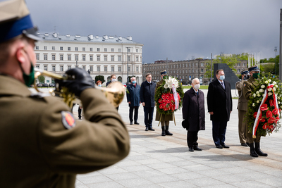 Złożenie kwiatów przy Grobie Nieznanego Żołnierza w 50. rocznicę śmierci gen. Władysława Andersa – 12 maja 2020. Fot. Sławomir Kasper (IPN)