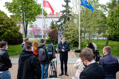 Prezes IPN Jarosław Szarek przy pomniku gen. Władysława Andersa w Błoniu-Krośniewicach (woj. łódzkie) – 12 maja 2020. Fot. Sławek Kasper (IPN)