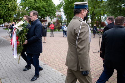 Prezes IPN Jarosław Szarek przy pomniku gen. Władysława Andersa w Błoniu-Krośniewicach (woj. łódzkie) – 12 maja 2020. Fot. Sławek Kasper (IPN)