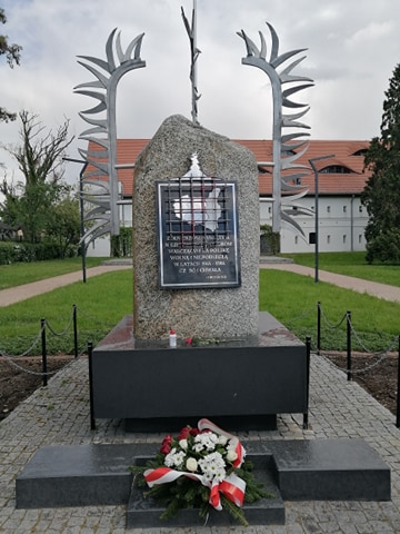 Prof. Wojciech Polak i Karol Wojtasik złożyli kwiaty pod pomnikiem Witolda Pileckiego w Toruniu – 13 maja 2020