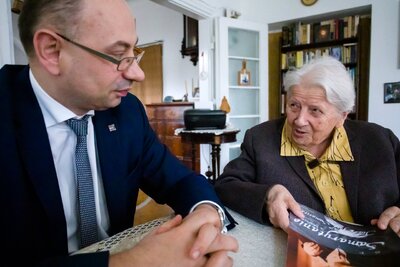 Spotkanie wiceprezesa IPN Mateusza Szpytmy z Anną Koźmińską z okazji Narodowego Dnia Pamięci Polaków Ratujących Żydów – 11 marca 2020. Fot. Sławek Kasper (IPN)