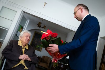 Spotkanie wiceprezesa IPN Mateusza Szpytmy z Anną Koźmińską z okazji Narodowego Dnia Pamięci Polaków Ratujących Żydów – 11 marca 2020. Fot. Sławek Kasper (IPN)