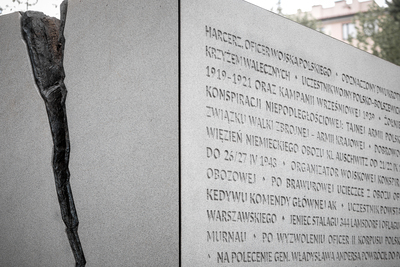 Uroczystość pod pomnikiem Witolda Pileckiego na warszawskim Żoliborzu – 25 maja 2020. Fot. Sławek Kasper (IPN)