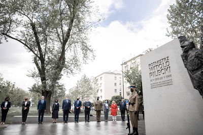 Uroczystość pod pomnikiem Witolda Pileckiego na warszawskim Żoliborzu – 25 maja 2020. Fot. Sławek Kasper (IPN)
