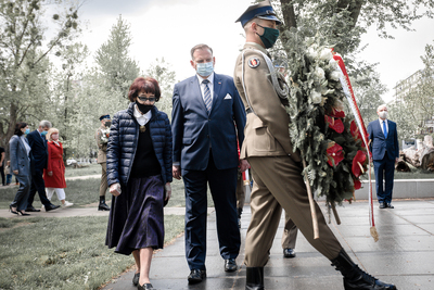 Uroczystość pod pomnikiem Witolda Pileckiego na warszawskim Żoliborzu – 25 maja 2020. Fot. Sławek Kasper (IPN)