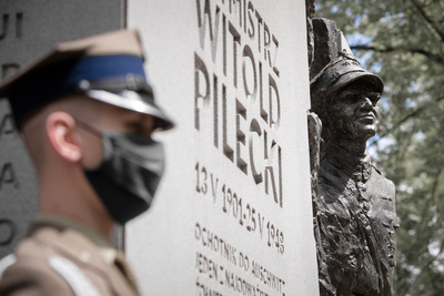 Uroczystość pod pomnikiem Witolda Pileckiego na warszawskim Żoliborzu – 25 maja 2020. Fot. Sławek Kasper (IPN)