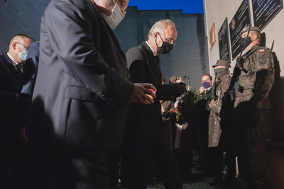 Pod murem dawnego więzienia mokotowskiego przy ul. Rakowieckiej znicze pamięci w hołdzie rotmistrzowi zapalił wiceprezes IPN prof. Krzysztof Szwagrzyk – 25 maja 2020. Fot. Sławek Kasper (IPN)