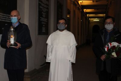 W Poznaniu znicze zapłonęły w podcieniach dziedzińca klasztoru ojców Dominikanów – 25 maja 2020