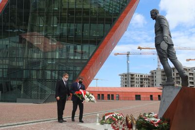 Przed pomnikiem Witolda Pileckiego w Gdańsku – 25 maja 2020