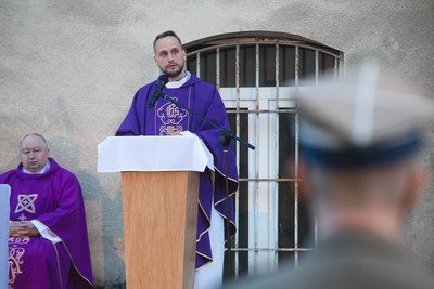 Homilię wygłosił ks. Tomasz Trzaska, kapelan Muzeum Żołnierzy Wyklętych i Więźniów Politycznych PRL – 25 maja 2020. Fot. Sławek Kasper (IPN)