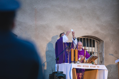Msza święta w 72. rocznicę komunistycznego mordu sądowego na rotmistrzu Pileckim na terenie dawnego więzienia przy ul. Rakowieckiej w Warszawie – 25 maja 2020. Fot. Sławek Kasper (IPN)