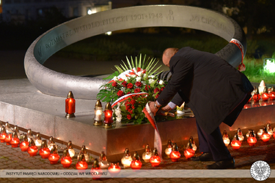 Znicz pamięci pod pomnikiem rotmistrza Pileckiego przy wrocławskiej Promenadzie Staromiejskiej – 25 maja 2020