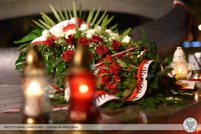 Znicz pamięci pod pomnikiem rotmistrza Pileckiego przy wrocławskiej Promenadzie Staromiejskiej – 25 maja 2020