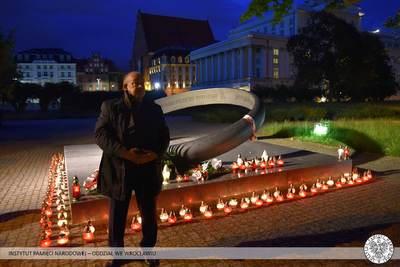 Znicz pamięci pod pomnikiem rotmistrza Pileckiego przy wrocławskiej Promenadzie Staromiejskiej – 25 maja 2020