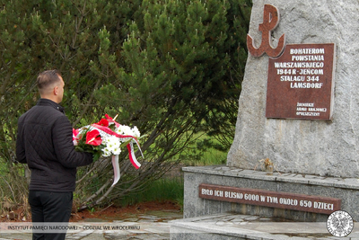 Przy pomniku Bohaterom Powstania Warszawskiego – jeńcom Stalagu 344 Lamsdorf, wśród których był Witold Pilecki. Łambinowice, 25 maja 2020
