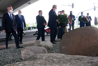 Znicze i kwiaty na rondzie Rotmistrza Witolda Pileckiego w Lublinie – 25 maja 2020. Fot. Dawid Florczak (IPN Lublin)