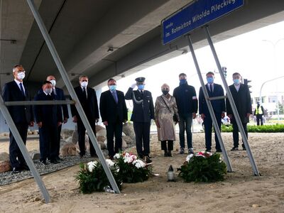 Znicze i kwiaty na rondzie Rotmistrza Witolda Pileckiego w Lublinie – 25 maja 2020. Fot. Dawid Florczak (IPN Lublin)