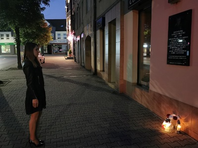 Znicze pod tablicą pamięci Witolda Pileckiego w Bełchatowie – 25 maja 2020