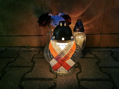 Znicze pod tablicą pamięci Witolda Pileckiego w Bełchatowie – 25 maja 2020