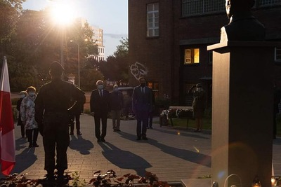 Znicze pamięci rotmistrza Witolda Pileckiego w Gorzowie Wlkp. – 25 maja 2020. Fot. Lubuski Urząd Wojewódzki