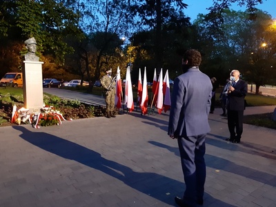 Znicze pamięci rotmistrza Witolda Pileckiego w Gorzowie Wlkp. – 25 maja 2020. Fot.Jarosław Palicki (IPN)