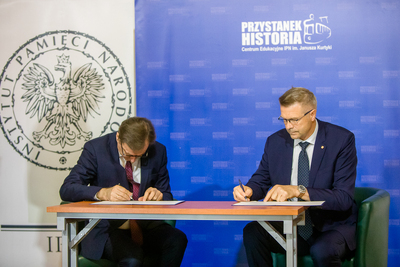 Prezes IPN dr Jarosław Szarek oraz Prezydent Miasta Kielce Bogdan Wenta podpisali list intencyjny dotyczący współpracy przy inicjatywie upamiętniającej gen. Roję na terenie byłego niemieckiego obozu koncentracyjnego KL Sachsenhausen – Warszawa, 27 maja 2020. Fot. Sławek Kasper (IPN)