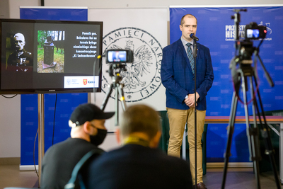 Grzegorz Wdowiak z Urzędu Miasta Kielce opowiadał o kulisach powstania upamiętnienia gen. Roi – Warszawa, 27 maja 2020. Fot. Sławek Kasper (IPN)