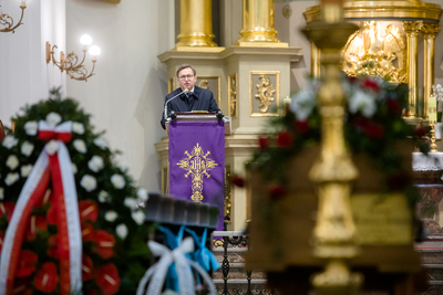 Uroczystości pogrzebowe Krystyny Barchańskiej w kościele Stygmatów św. Franciszka w Warszawie. Zmarłą żegna prezes IPN Jarosław Szarek – 3 czerwca 2020. Fot Sławek Kasper (IPN)