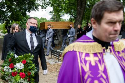 Ostatnia droga śp. Krystyny Barchańskiej – cmentarz Bródnowski w Warszawie, 3 czerwca 2020. Fot. Sławek Kasper (IPN)