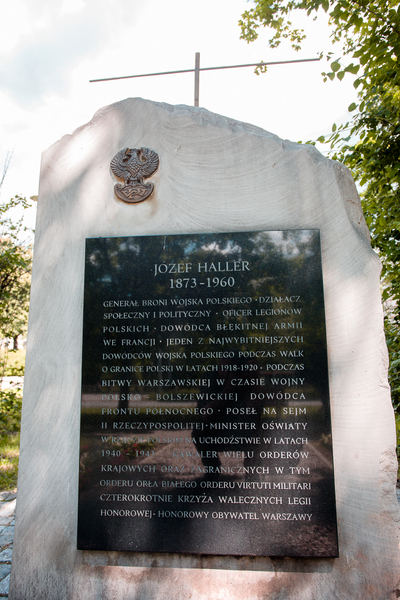 Tablica upamiętniająca gen. Józefa Hallera na placu jego imienia na warszawskiej Pradze – 4 czerwca 2020. Fot. Sławek Kasper (IPN)