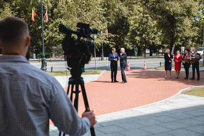 Złożenie kwiatów pod tablicą upamiętniającą premiera Jana Olszewskiego w Alejach Ujazdowskich w Warszawie – 4 czerwca 2020. Fot. Sławek Kasper (IPN)