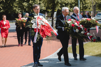 Złożenie kwiatów pod tablicą upamiętniającą premiera Jana Olszewskiego w Alejach Ujazdowskich w Warszawie – 4 czerwca 2020. Fot. Sławek Kasper (IPN)