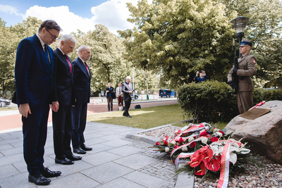 Złożenie kwiatów pod tablicą upamiętniającą premiera Jana Olszewskiego w Alejach Ujazdowskich w Warszawie – 4 czerwca 2020. Fot. Sławek Kasper (IPN)