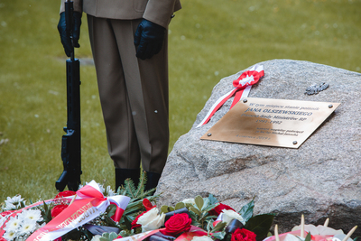Złożenie kwiatów pod tablicą upamiętniającą premiera Jana Olszewskiego w Alejach Ujazdowskich w Warszawie – 4 czerwca 2020. Fot. Sławek Kasper (IPN)