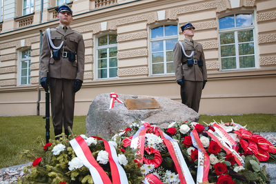 Złożenie kwiatów pod tablicą upamiętniającą premiera Jana Olszewskiego w Alejach Ujazdowskich w Warszawie – 4 czerwca 2020. Fot. Sławek Kasper (IPN)