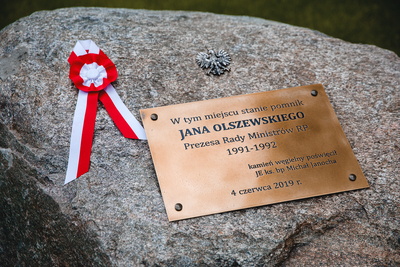 Złożenie kwiatów pod tablicą upamiętniającą premiera Jana Olszewskiego w Alejach Ujazdowskich w Warszawie – 4 czerwca 2020. Fot. Sławek Kasper (IPN)