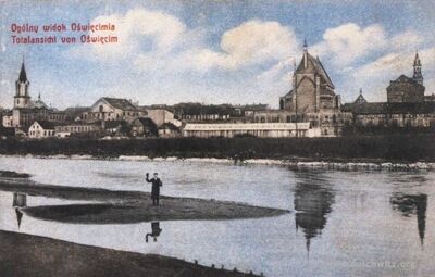 Pocztówka z widokiem na stare miasto w Oświęcimiu z początku XX w. Od lewej widoczne kościół parafialny, tzw. wielka synagoga oraz zakład oo. Salezjanów (źródło: www.auschwitz.org)