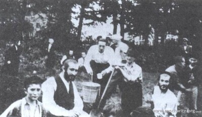 Oświęcim, kopanie rowów przeciwczołgowych przez Polaków i Żydów na przełomie lipca i sierpnia 1939 r. (źródło: www.auschwitz.org)