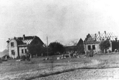 Brzezinka. Po prawej dom Jana i Bronisławy Rydzoń. Fotografia wykonana z ukrycia z budynku papowni, podczas rozbiórki przez więźniów obozu Auschwitz zabudowań wsi (źródło: www.auschwitz.org)