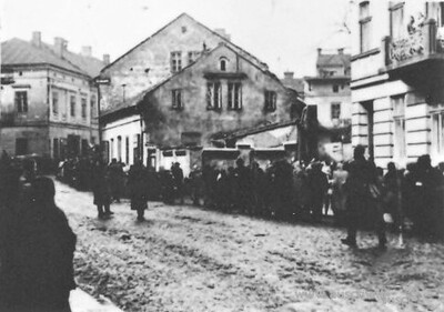 Wysiedlanie Polaków pod eskortą niemieckiej policji. Zdjęcie wykonał na jednej z ulic miasta konfident gestapo A. Kasza (źródło: www.auschwitz.org)