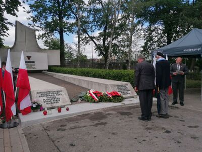 Kwiaty pod Pomnikiem – Mauzoleum Ofiar Obozów Koncentracyjnych na Cmentarzu Wojskowym na Powązkach złożył wiceprezes IPN Jan Baster – 14 czerwca 2020. Fot. Anna Maria Adamus (IPN)