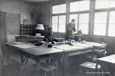 KL Auschwitz – wnętrze jednego z biur obozowych (źródło: www.auschwitz.org)