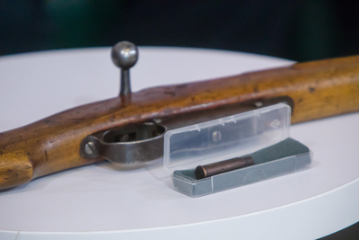 Oryginalny karabin węgierski z 1920 roku oraz łuska naboju. Fot. Sławek Kasper (IPN)