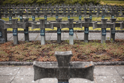 Utworzony po wojnie cmentarz w Palmirach – miejsce pamięci pomordowanych – 21 czerwca 2020. Fot. Sławek Kasper (IPN)